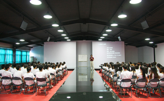 张舰老师正在为学生们进行讲解