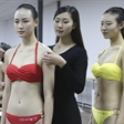 这么寒冷的冬季，她们在做什么？