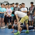 陆畅老师给学生们上形体课 