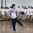 北京新面孔模特学校的舞蹈老师王洋正在给学生们上课。