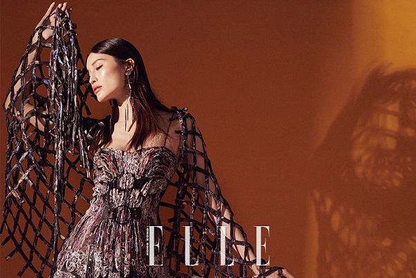 超模何穗小露香肌 登《ELLE》2月刊封面 