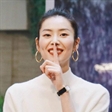 刘雯黑白简约搭配依旧美上天 不愧是超模