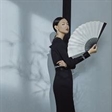 魏小涵拍摄《芭莎珠宝》配饰新片“庭院时装”
