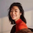 刘雯拿下新代言，穿橘色紧身针织裙配白鞋，小腿纤细笔直赚足眼球