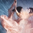 何穗出镜「透明」摄影展视觉大片，水中独舞，身姿曼妙如同美人鱼