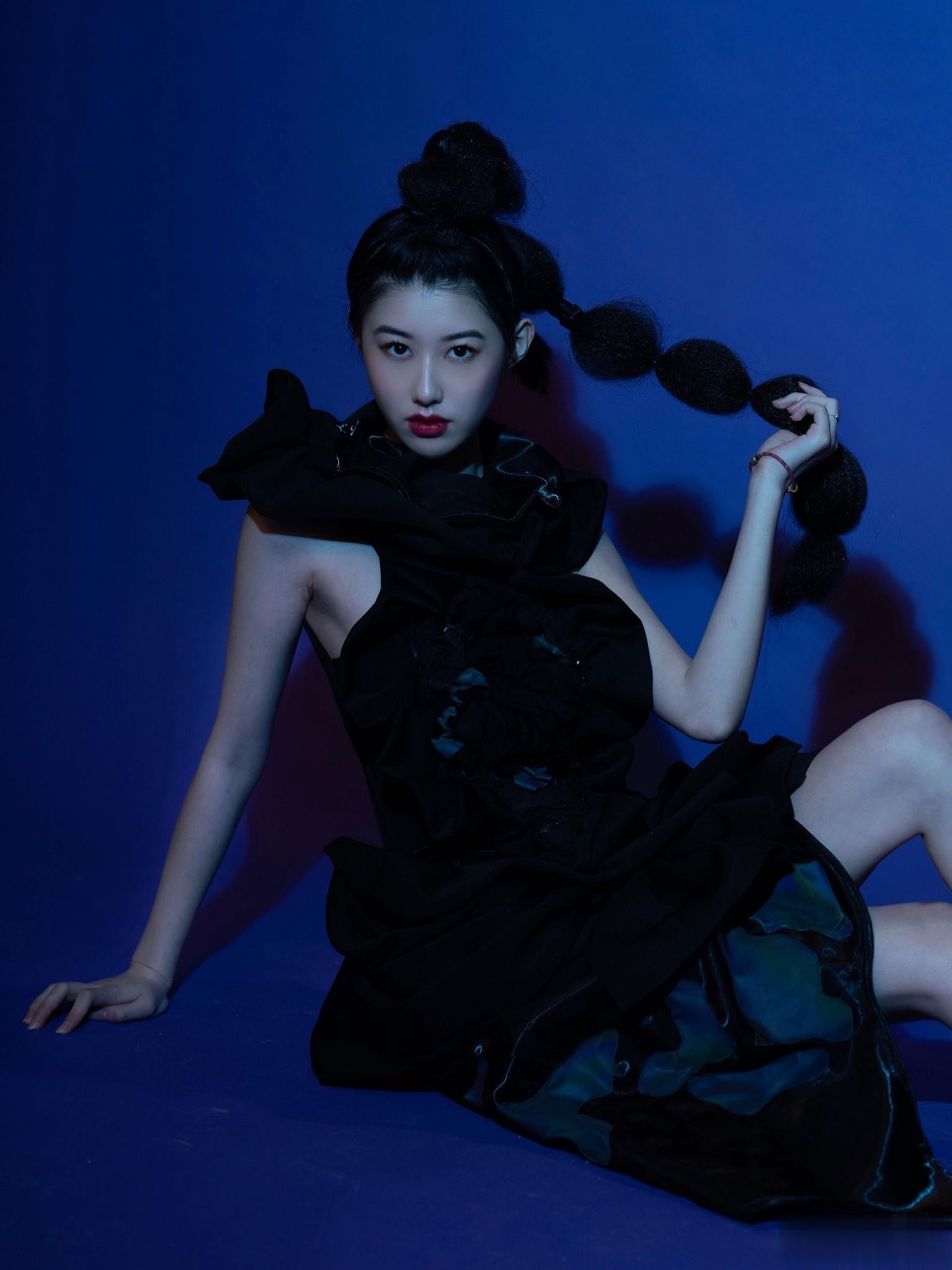　　模特张梓涵最新时尚大拍摄，黑色与深蓝的结合，冷冷的美人感。  